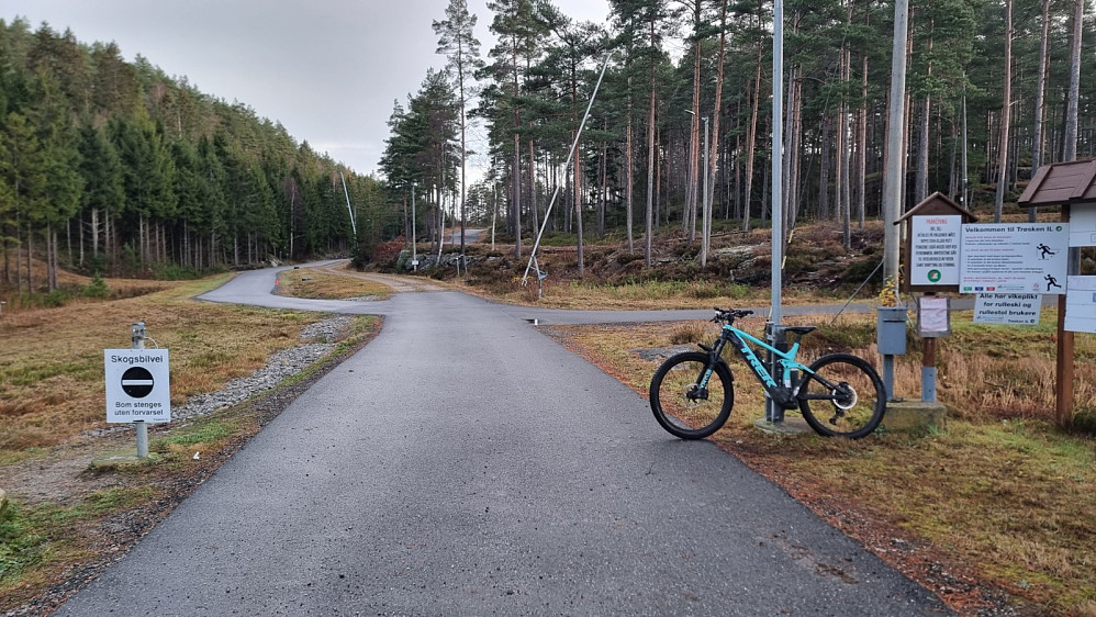 Bommen stod oppe da det kom en kar for å hogge ved, som lot bommen stå oppe etter seg. Jeg tok imidlertid sykkelen, og kunne starte på asfaltert skiløype