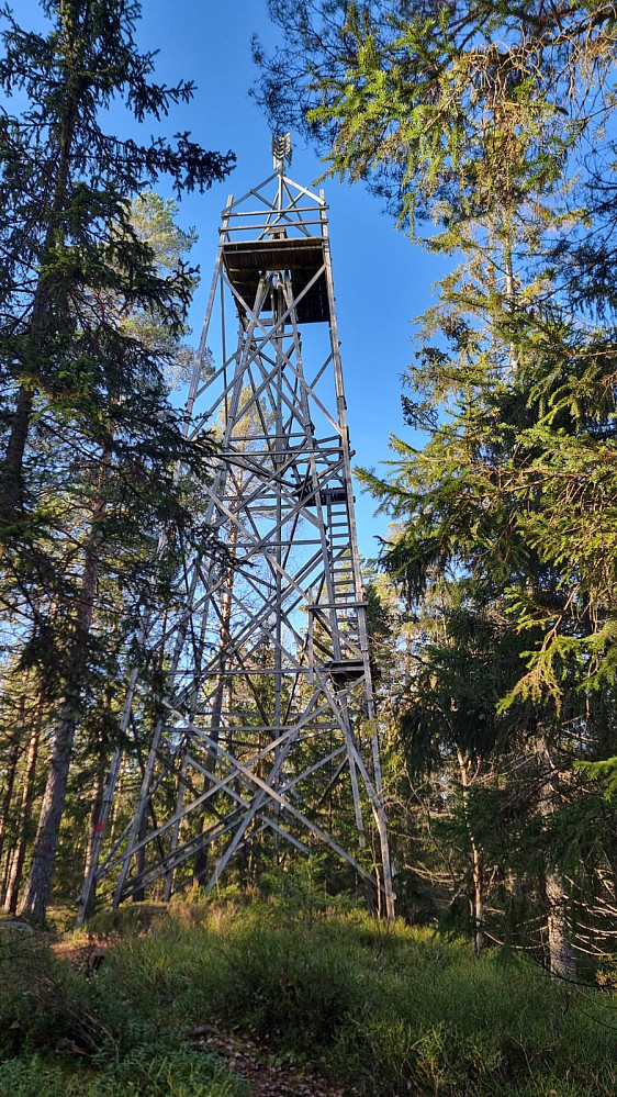 Stort tårn på toppen. Det manglet stige både nede og mot toppen, så her gikk det ikke å ta seg opp