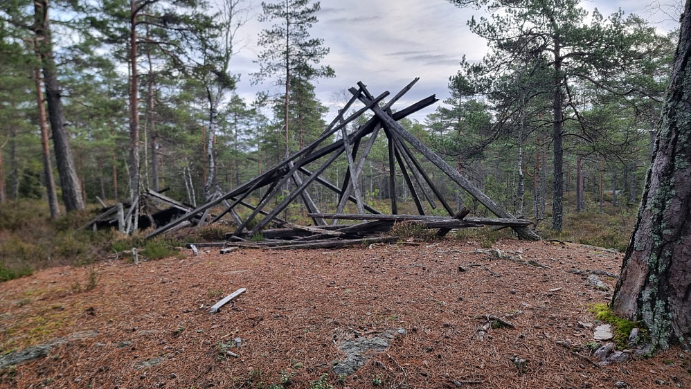 Sammenrast tårn på toppen av Spydeberg varde