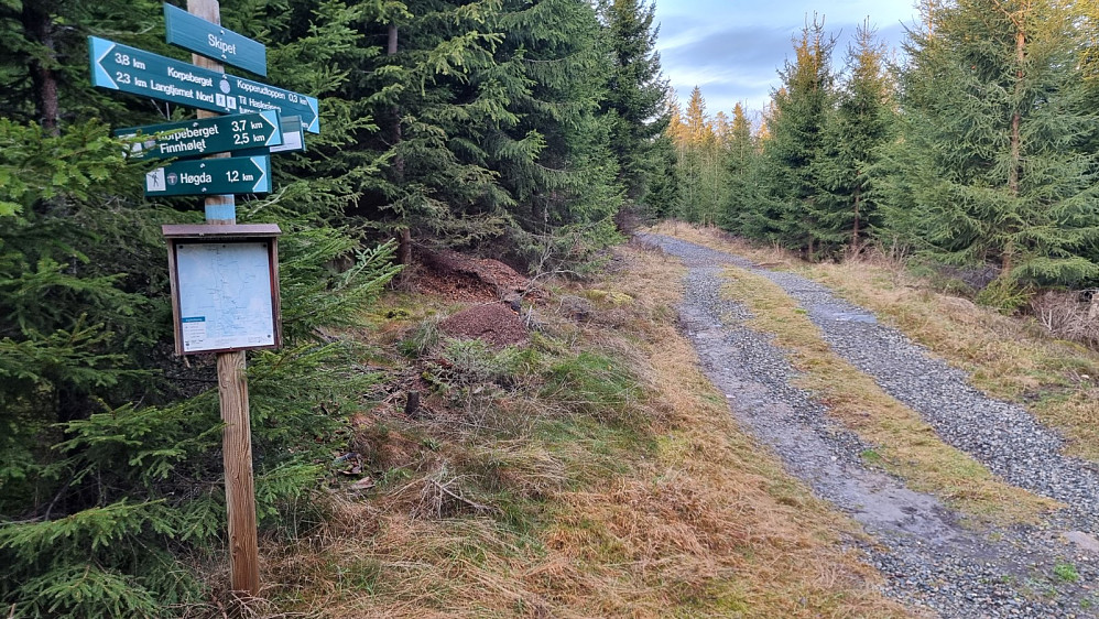 Også neste kryss var skiltet. Det var en del stier her som ikke stod på kartet