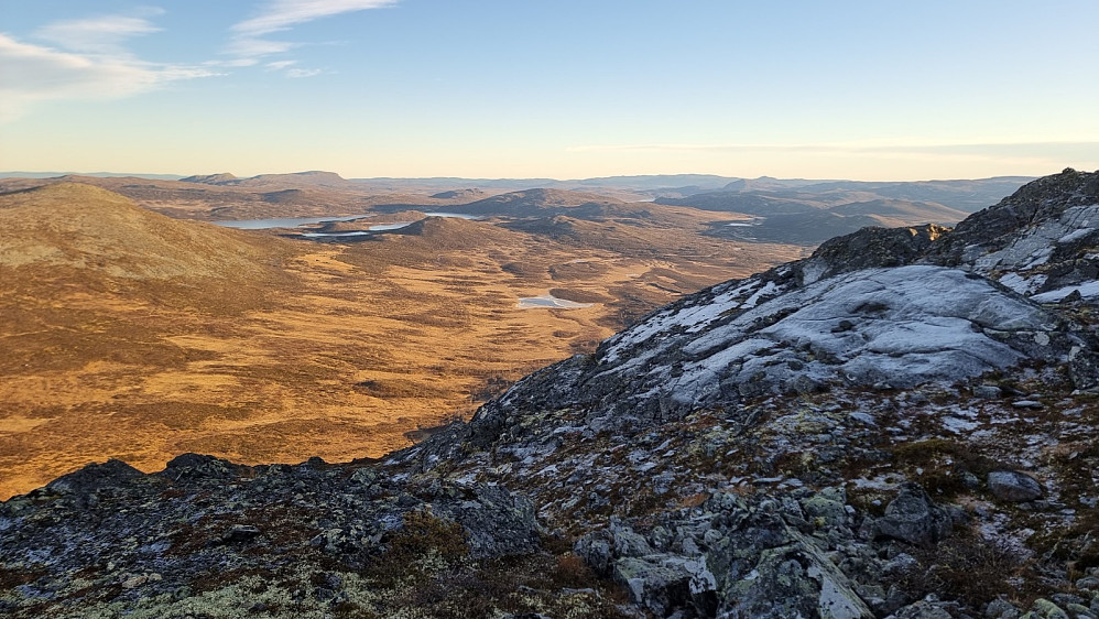 Utsikt ned mot Svarttjern og Angsjøen 