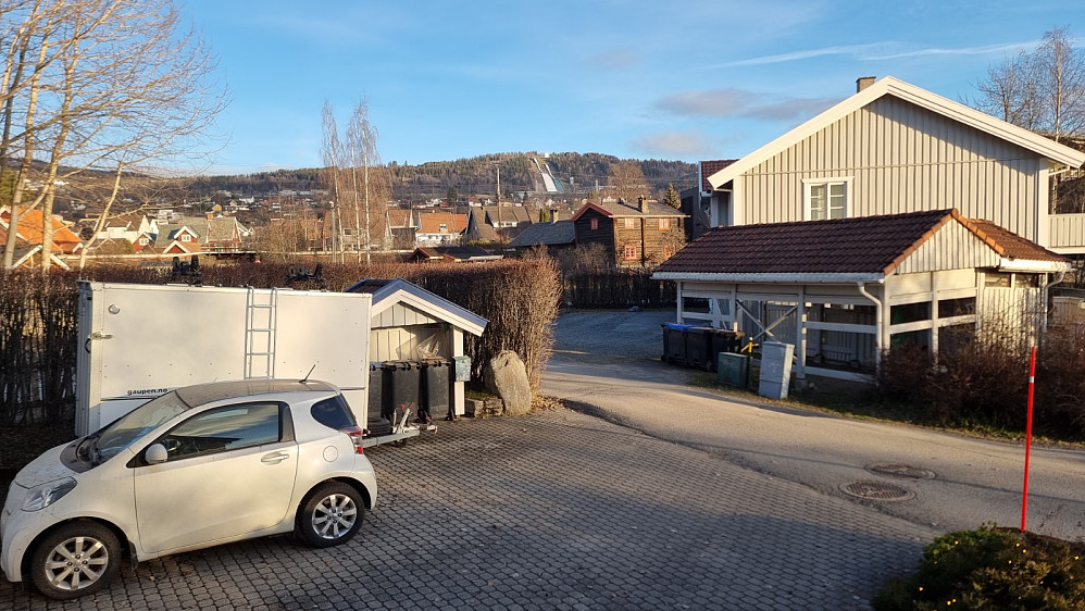 Fra trappa hjemme og opp mot hoppbakken