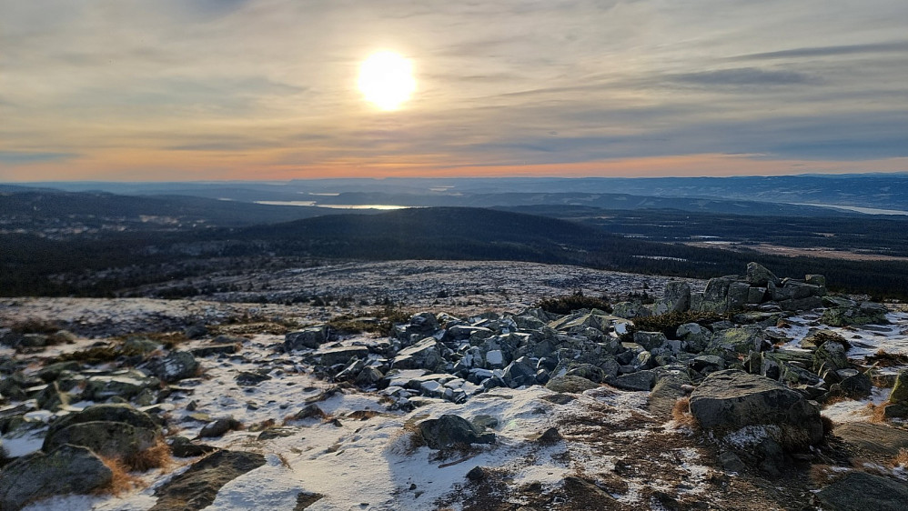Utsikt ned mot Sør-Mesna og Mjøsa langt der bak