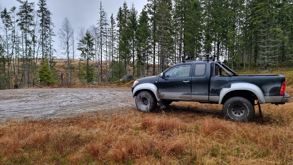 Jeg parkerte ved snuplassen. Toppen i bakgrunnen