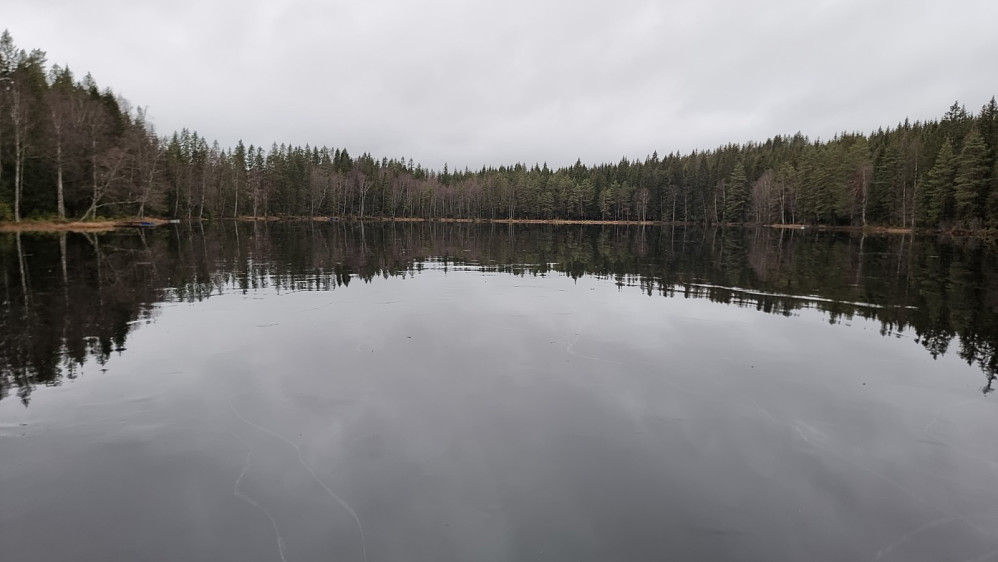 Det var vått på isen på tjernet ved turstart