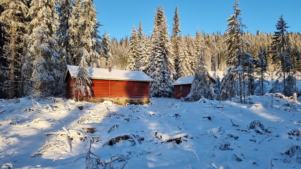Idyll med solskinn ved denne hytta