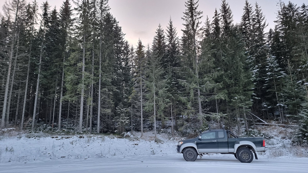 Snuplassen innerst i veien og med toppen bakenfor bilen