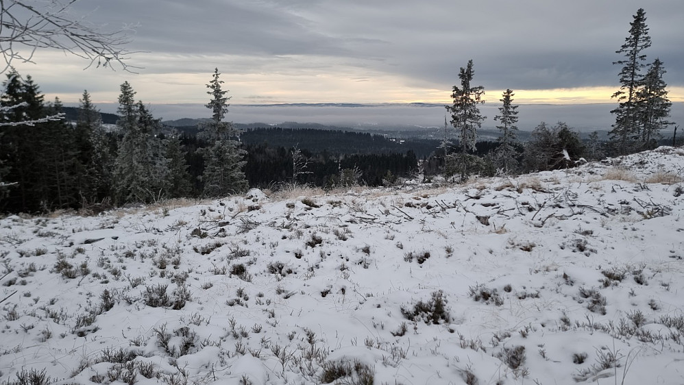 Tåka lå tungt over Mjøsa i dag