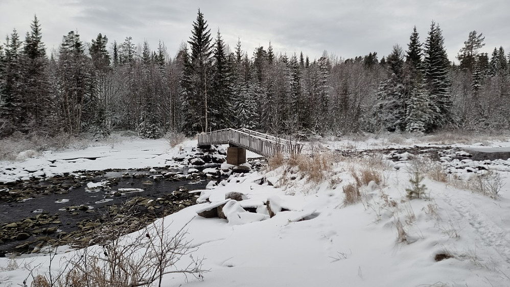 Jeg valgte å krysse bekken via brua, da det var glatt på steinene