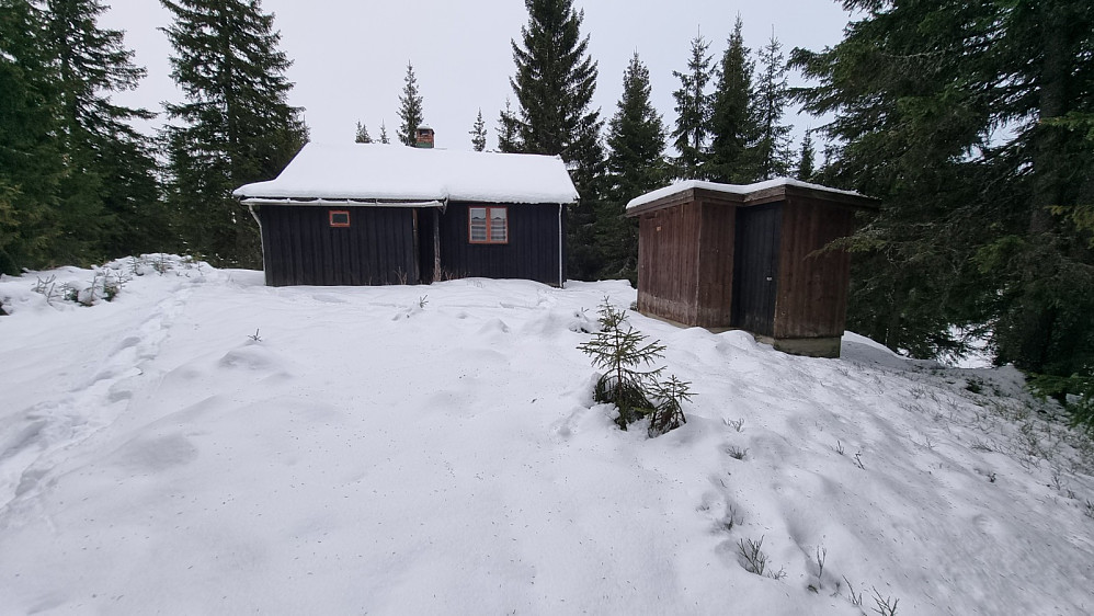 En litt sliten hytte rett ved turstart