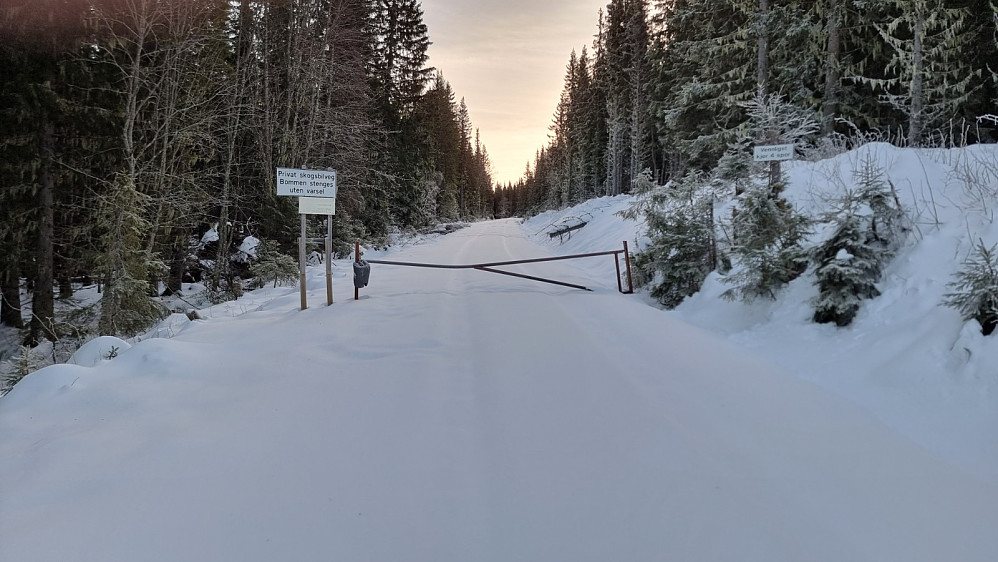 Stengt bom ved turstart. Det var uansett for mye snø til at jeg kunne kjøre 