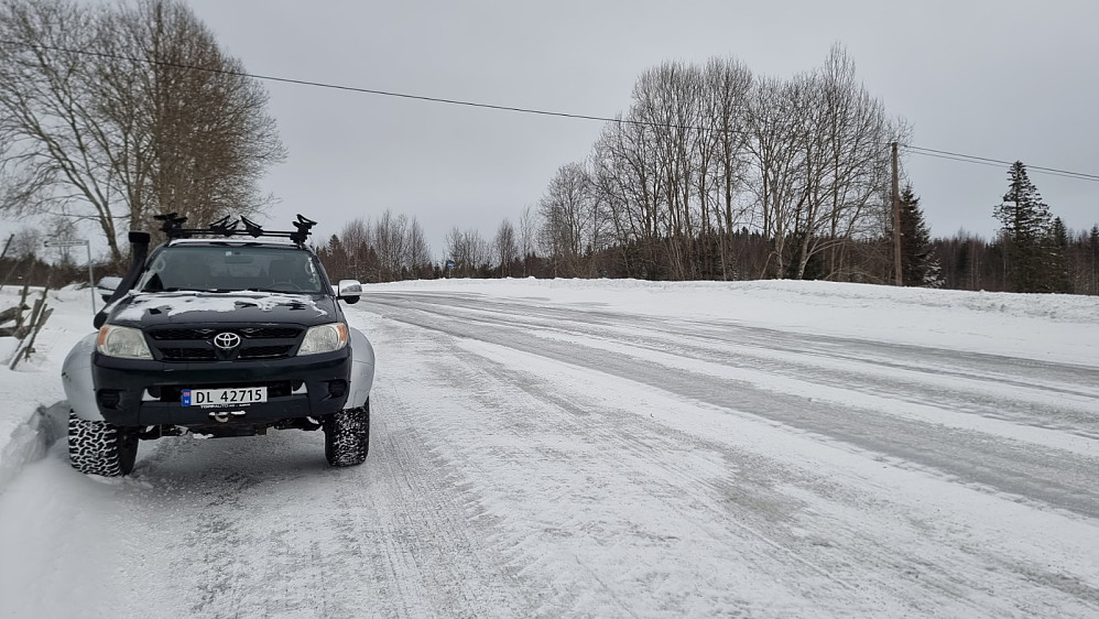 Jeg parkerte i en busslomme. Toppen i bakgrunnen
