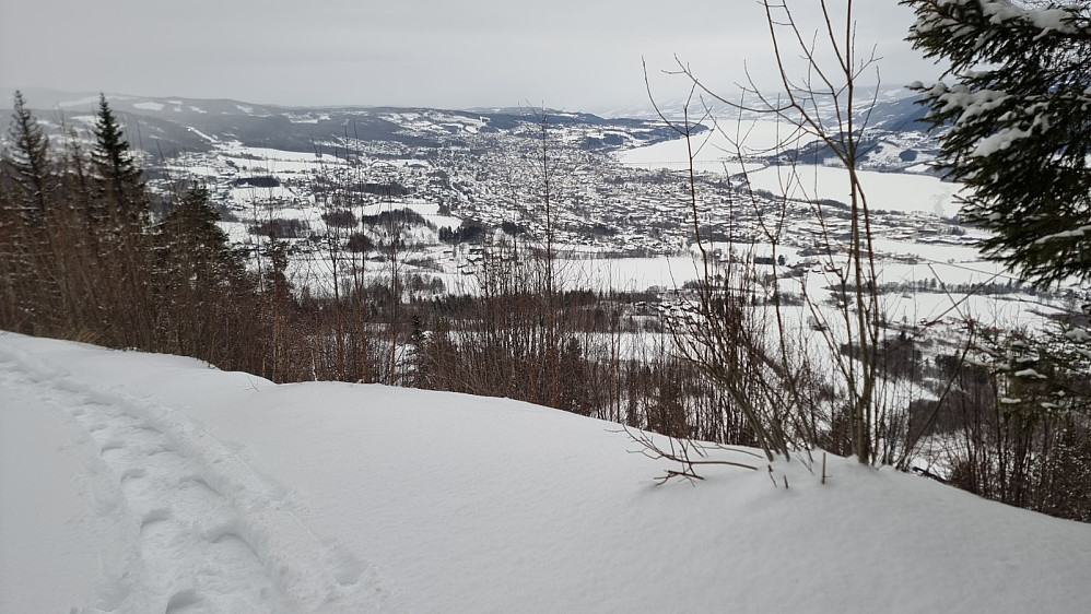 Ved nedre utsiktspunktet lå snøen urørt før jeg kom