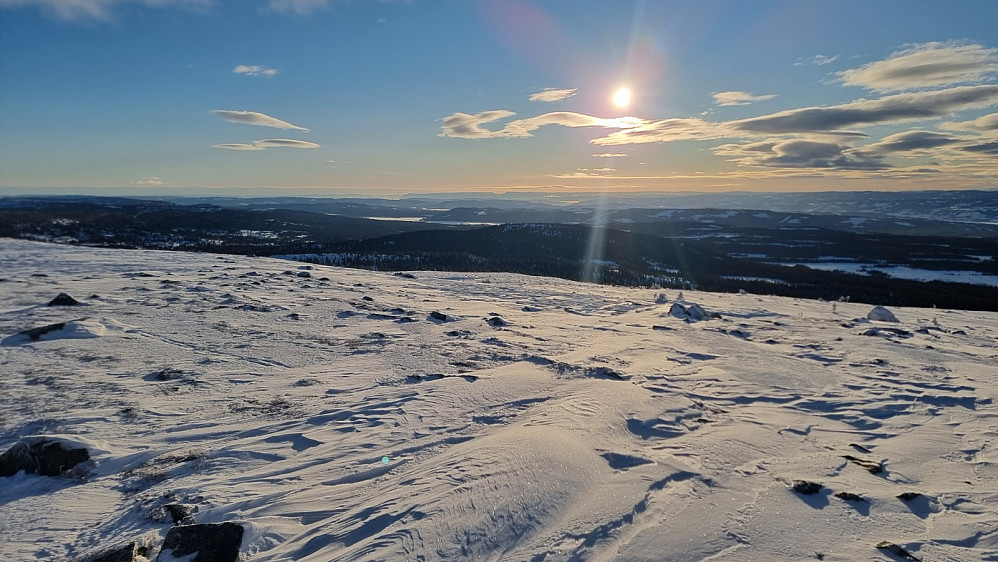 Utsikt mot Mjøsa. Det var godt å være ute i sola i dag
