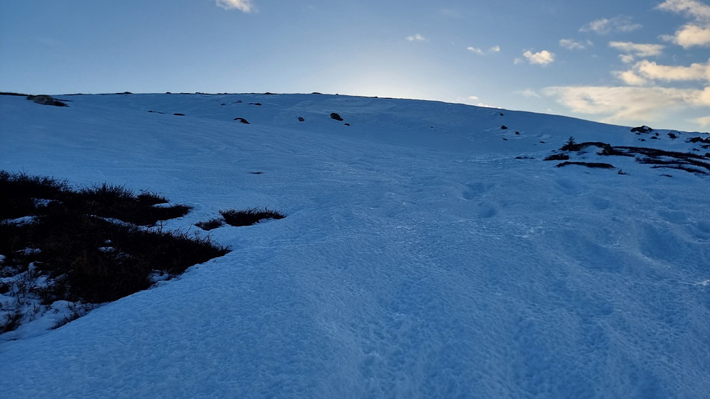 Da nærmer jeg meg toppen på Hitfjellet. Opp her bar snøen ganske bra