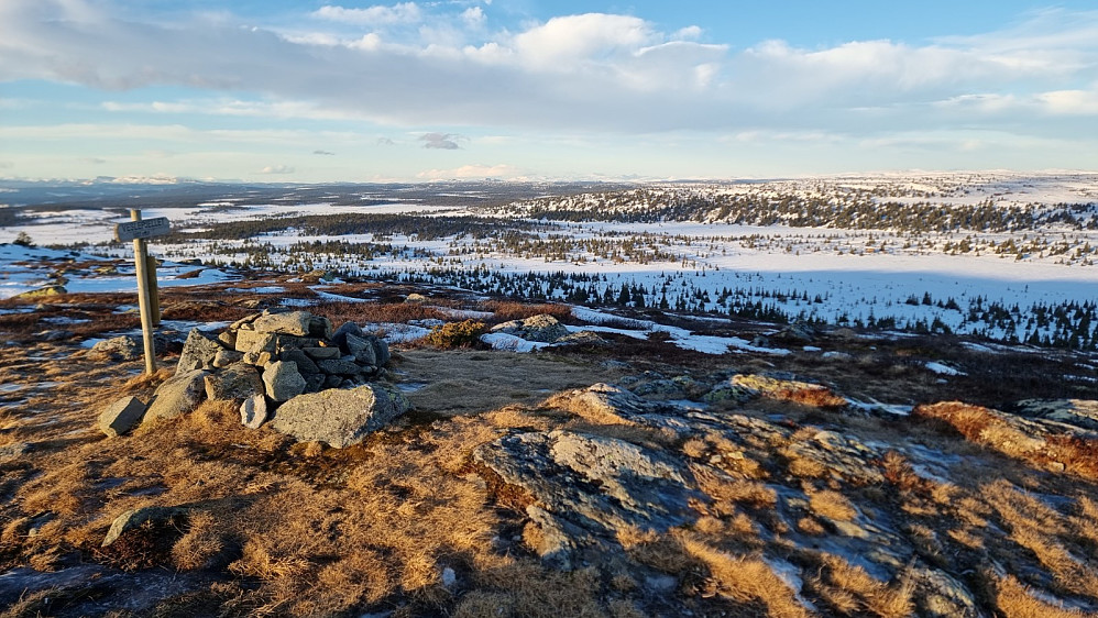 Heller ikke på toppen av Veslefjellet var det snø. Her ned mot start. Turen ned gikk på råtten snø og det tok lang tid å komme seg ned igjen i dag