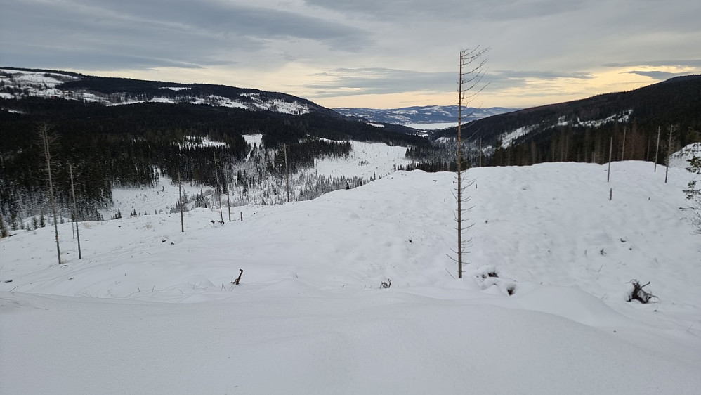 Fra høyeste punkt og ned dalen mot Mjøsa