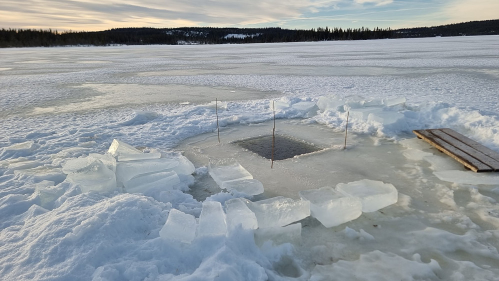 Her var det laget en badeplass for isbading. Dessverre hadde jeg ikke med meg håndkle.... 