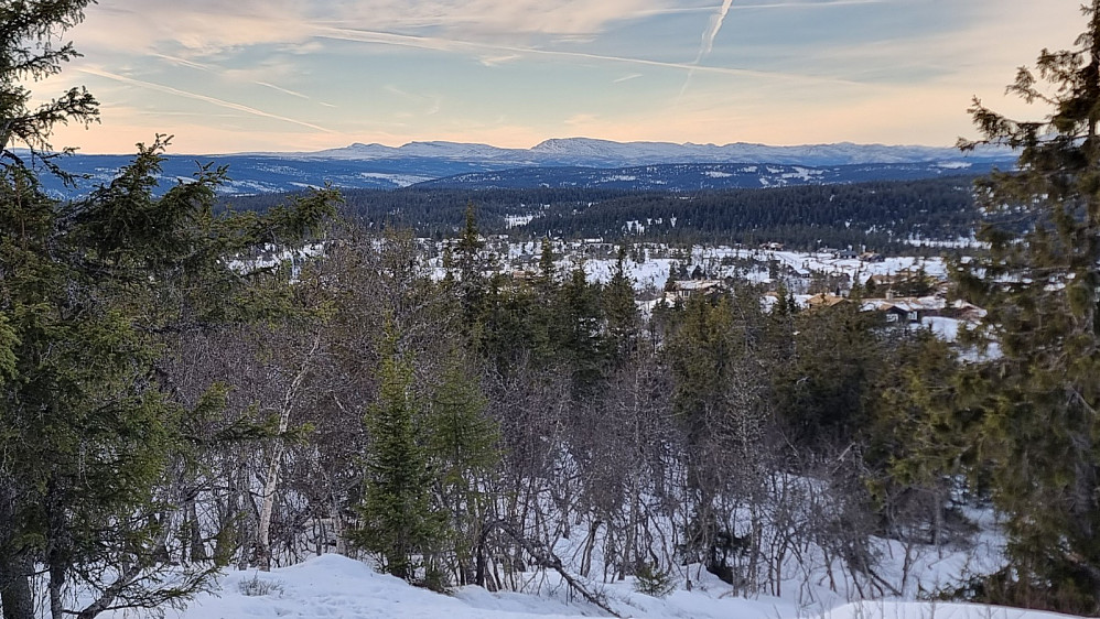 På tur ned igjen, zoomet jeg inn på Langsua og Ongsjøfjellet