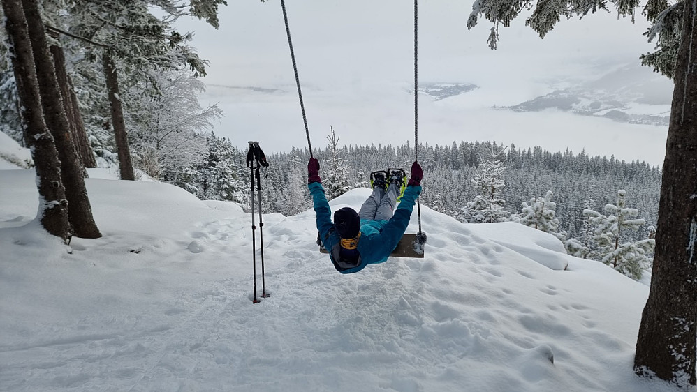 Tåka lå tjukk over byen, men på toppen var vi over tåka og under skyene, og hadde bra sikt.