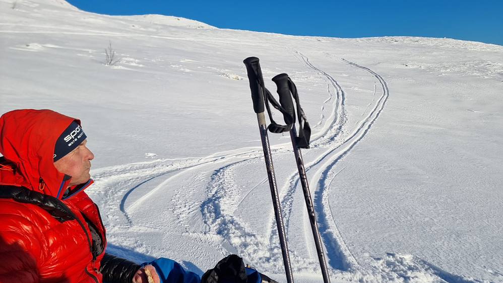 Det ble en fin aketur ned fra Storhøa, og vi tok oss tid til en matpause i le av vinden