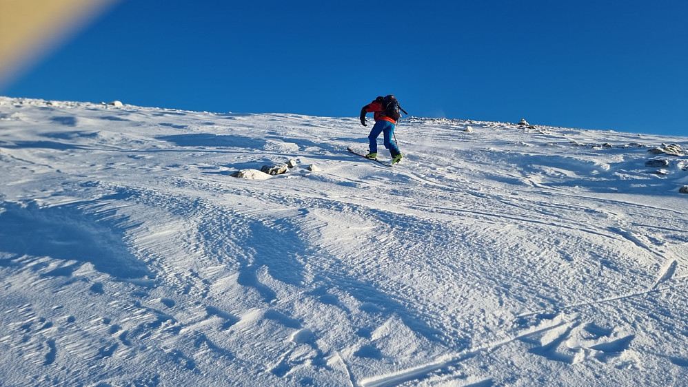 På tur opp Søre Gråhøa løsnet den ene fellen til JHA, og den tørre kalde snøen festet seg i fellelimet slik at vi ikke fikk den på igjen. Da gikk siste biten til topps på en ski