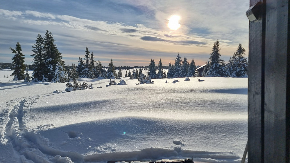 Ved Nevelvatnet ble det pause på en hytteveranda i le av vinden