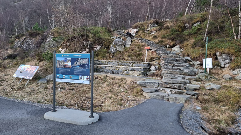 Veldig bra tilrettelagt ved turstart med stor parkeringsplass og infotavler