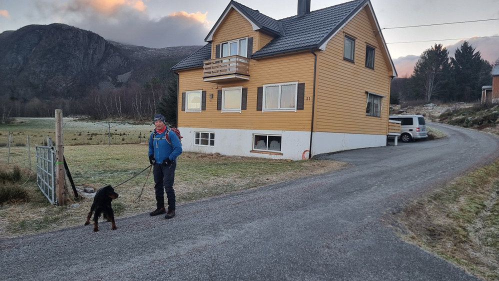 Turstart ved huset til JHA hvor vi satte inn et nytt kjellervindu i går