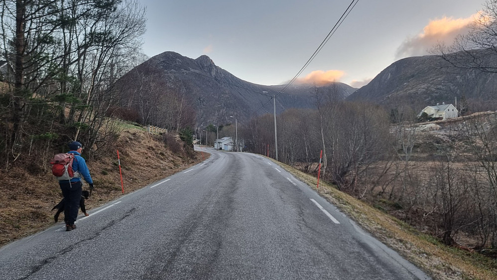 Vi gikk 2 kilometer på veien og bort til trapp. Ræstadhornet var dekket av tåke