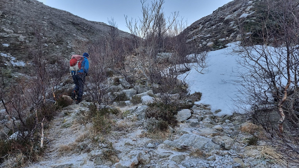 Siste biten opp mot fjellet gikk på sti