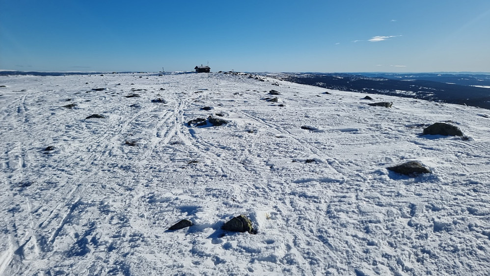 Fra toppvarden og mot hytta. Ved hytta traff jeg en dame som hadde første tur med Åsnes ski og feller som hun hadde kjøpt brukt for kr 800, som må være et kupp