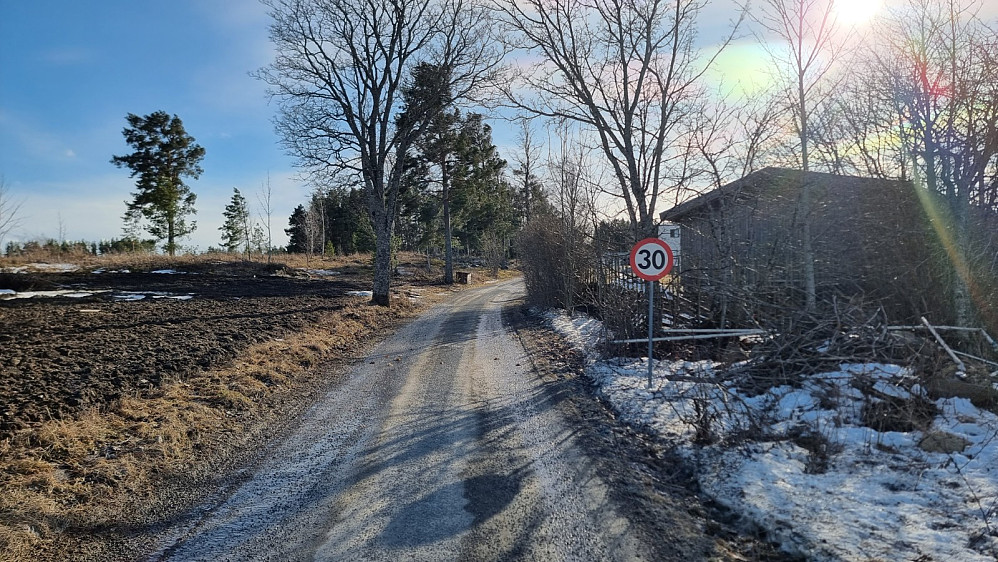 Jeg startet turen på grusvein forbi noen hus