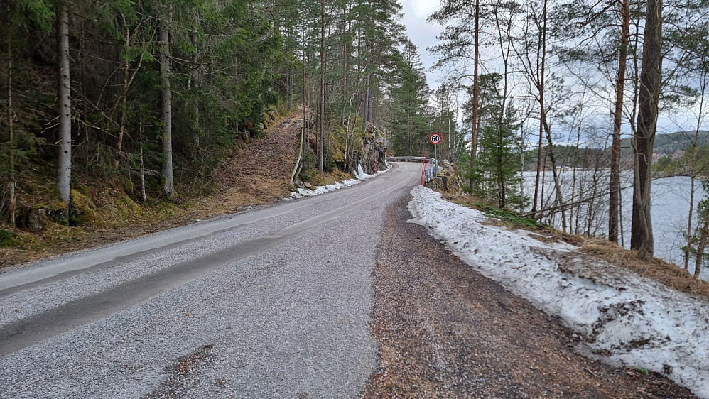 Stor parkeringsplass ved turstart og kjerrevei opp lia