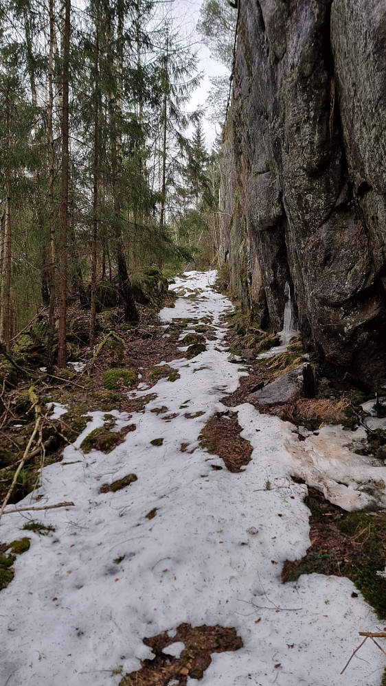 Her gikk stien langs bergveggen