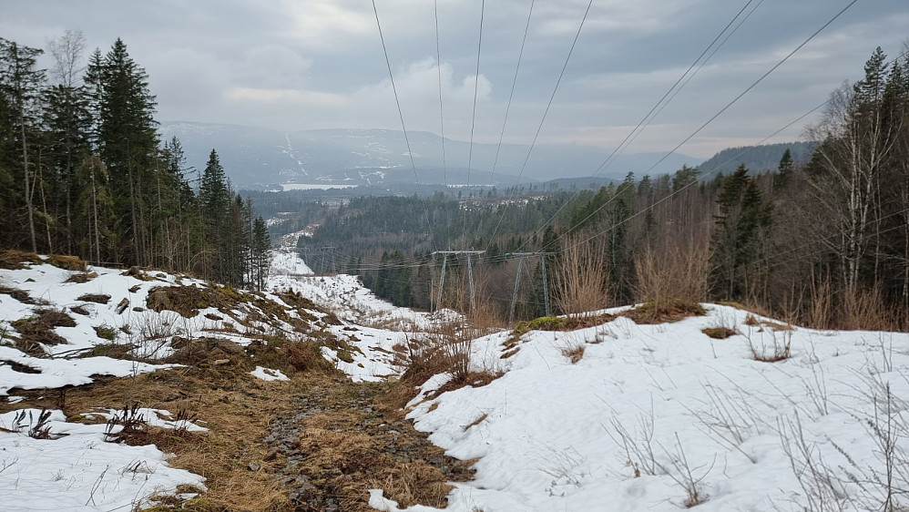 Tilnakeblikk et stykke opp i veien. Enten var veien snødekt, eller så var den kliss våt