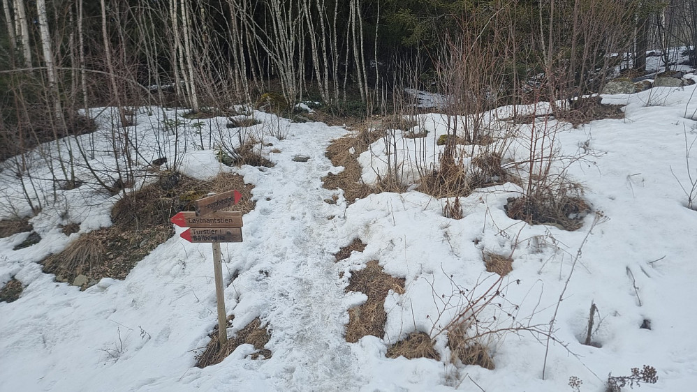 Snø og is i stien gjorde det stedvis glatt