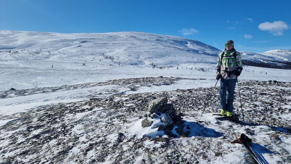 Det ble en liten tur oppom også denne lille toppen før vi startet opp fjellsiden