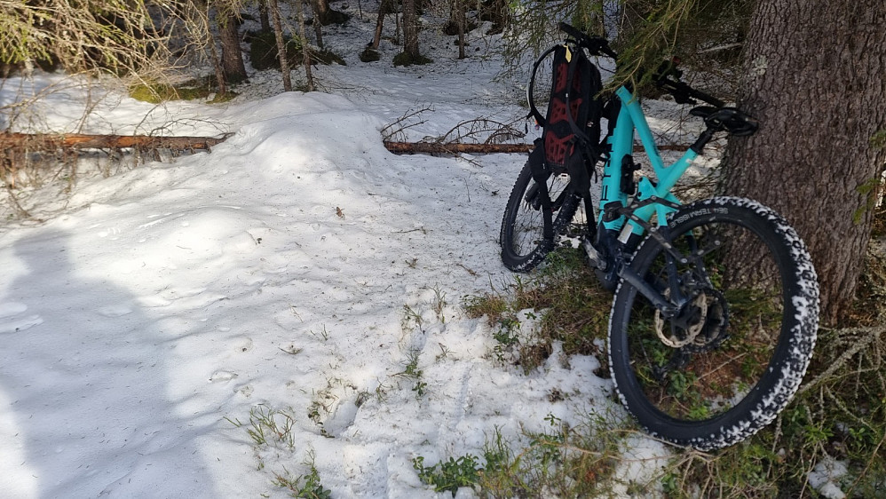 Jeg parkerte sykkelen og tok siste biten opp til fots, på hard snø som bar greit