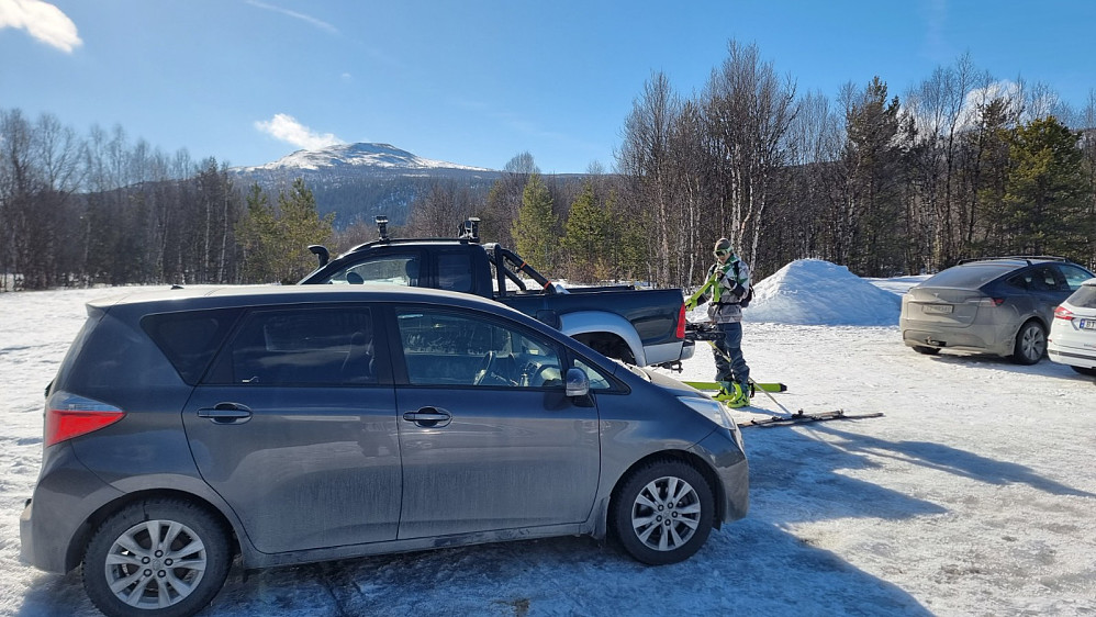 På parkringsplassen parkerte vi ved siden av bilen til GHH, som var en tur på Snubbhøa i dag. Turens første topp i bakgrunnen