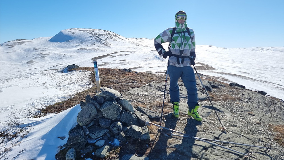 På toppen av Venhøa og mot Megrundskampen langt bak. Litt dårlig med snø på toppunktene i dag