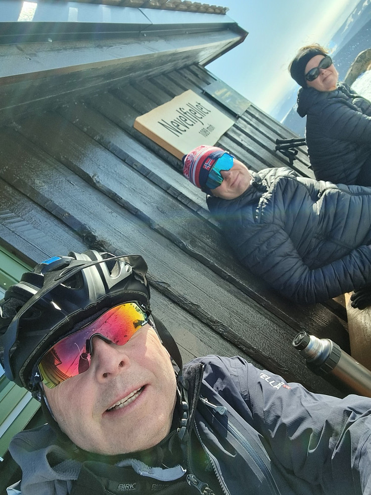 Jeg måtte teste snøen opp mot Nevellfjell, og den bar bra, så da ble det topptur. På toppen traff jeg et par fra Gjøvik, som hadde gått opp på truger fra Pellestova