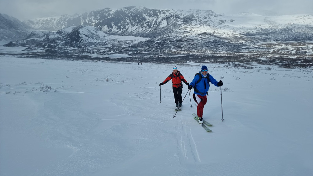 Tilbakeblikk litt oppe i fjellsiden. Besseggen i bakgrunnen