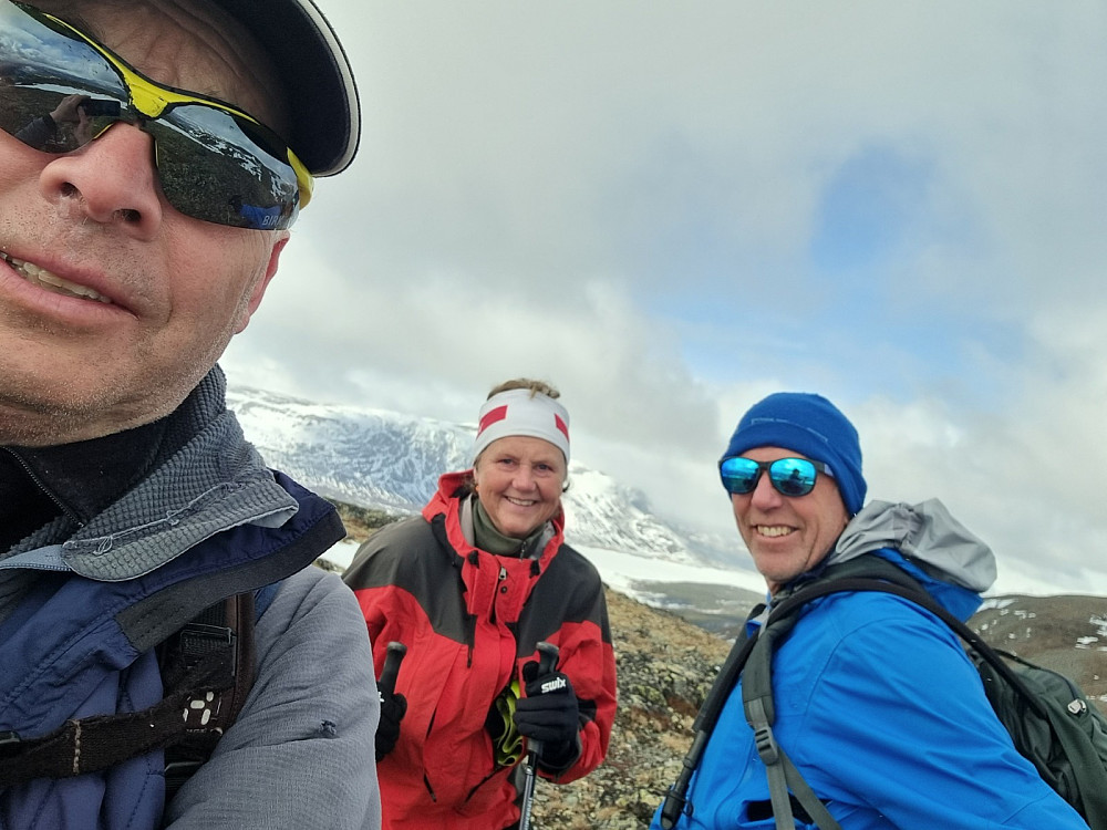 Fornøyd gjeng på toppen av Kalvfjellet. Herfra ble det en flott aketur ned igjen