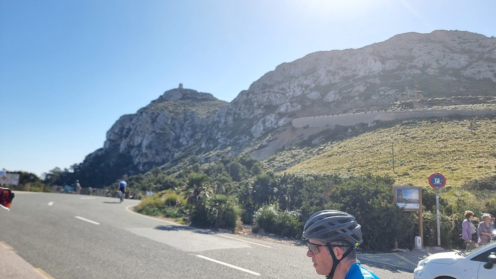Etter en flat start fikk vi en lang bakke opp til skaret mellom toppene her oppe. I bakgrunnen ser man tårnet på Talaia d`Albercutx som jeg stakk oppom på returen