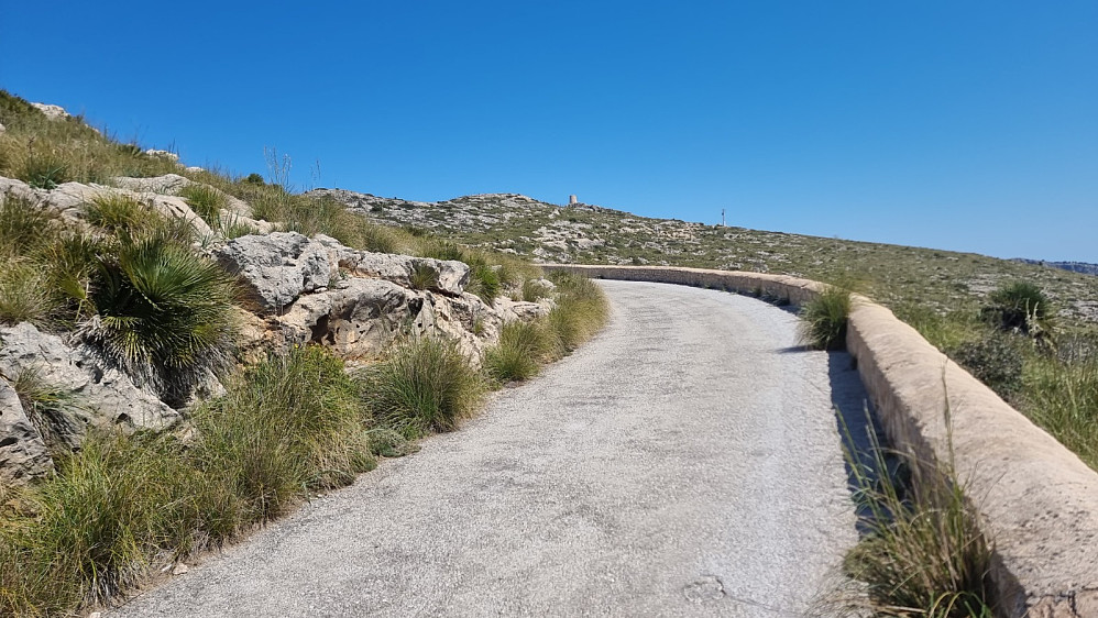 Da rundet jeg ryggen på fjellet og fikk fri sikt mot toppen