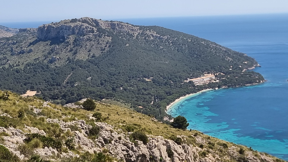 Utsikt ned på det legendariske hotellet i Formentor