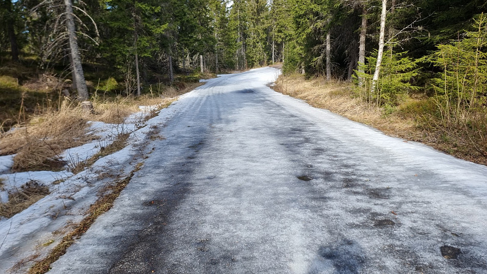Fortsatt litt snø i skiløypene, men ikke nok til at det går an å gå på ski