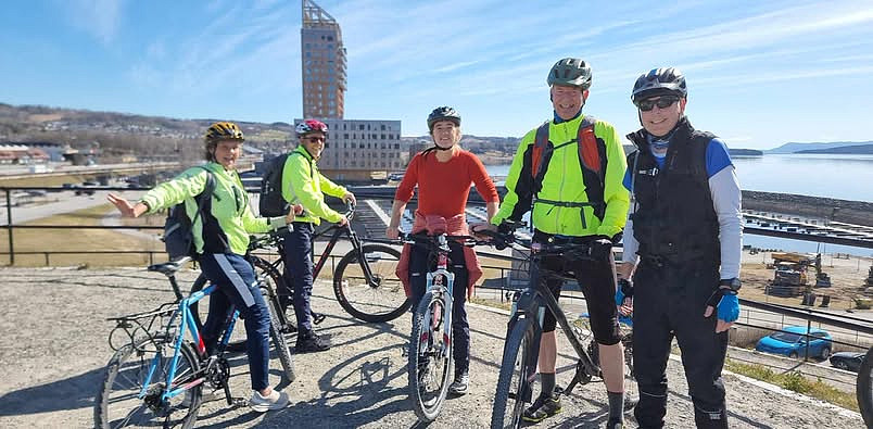 En fornøyd gjeng i det vi avslutter med siste stolpen på Spiraltoppen ved Mjøsparken