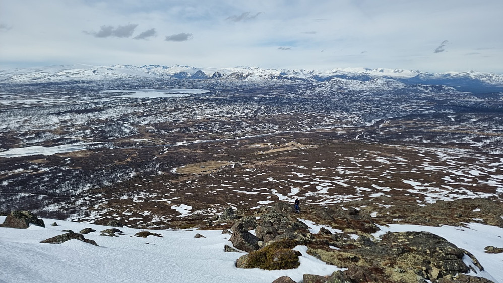 Opp selve fjellet kunne vi gå en del på fast snø. Her tilbakeblikk ned mot setrene